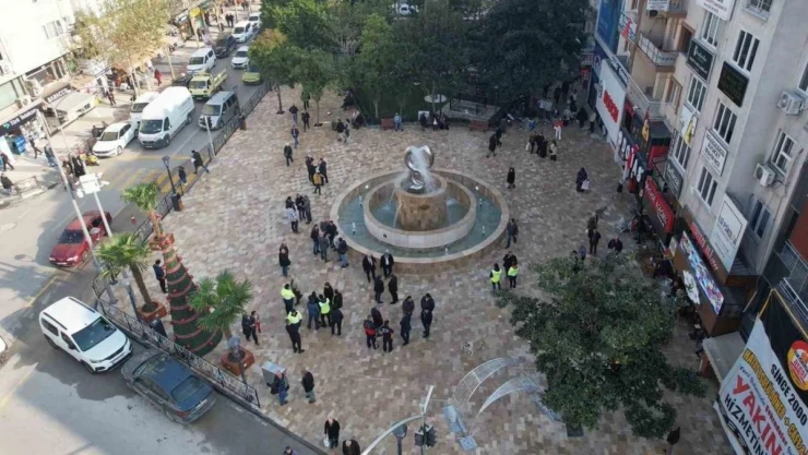 Manisa'nın sembol meydanı Kula Traverteniyle kaplandı