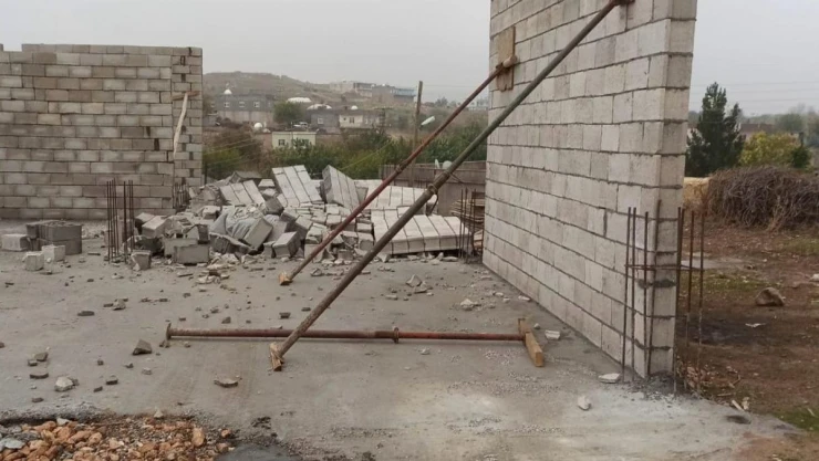 Mardin'de şiddetli rüzgarda inşaat halindeki ev yıkıldı