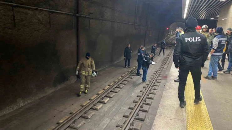 Marmaray'da tren aylarına atlayan şahıs hayatını kaybetti