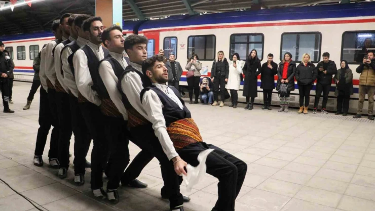 Masalsı yolculuğun treni Sivas'a vardı, yolcular halayla karşılandı
