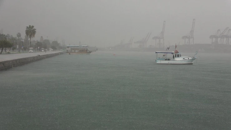 Mersin'de sağanak yağış ve fırtına etkili oldu