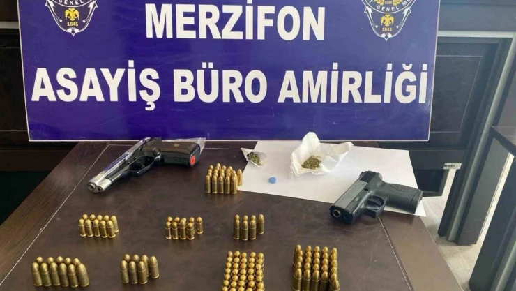 Merzifon'da polisten operasyon: 39 litre sahte içki, 5 tabanca ele geçirildi