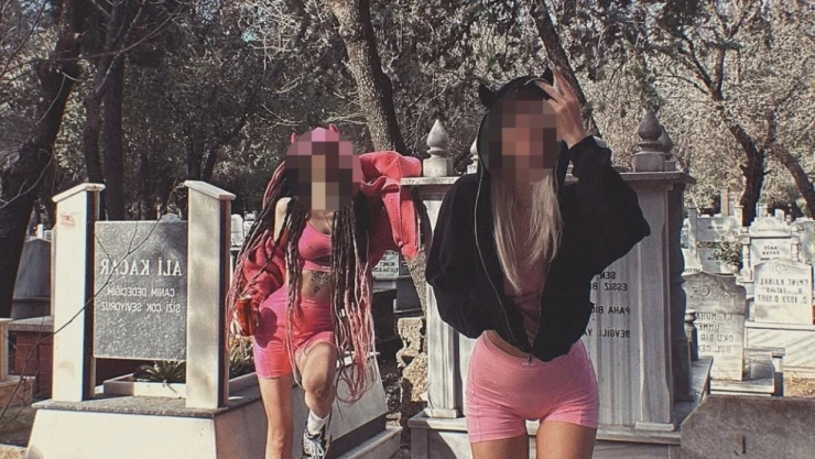 Mezarlıkta yaptıkları paylaşımları ile tepki çekmişlerdi: 5 gün önce yurtdışına çıkmışlar