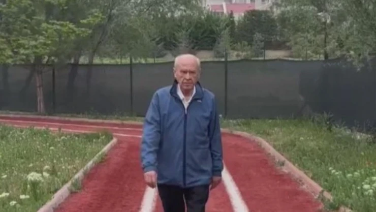 MHP Lideri Bahçeli parkta yürüyüş yaptı