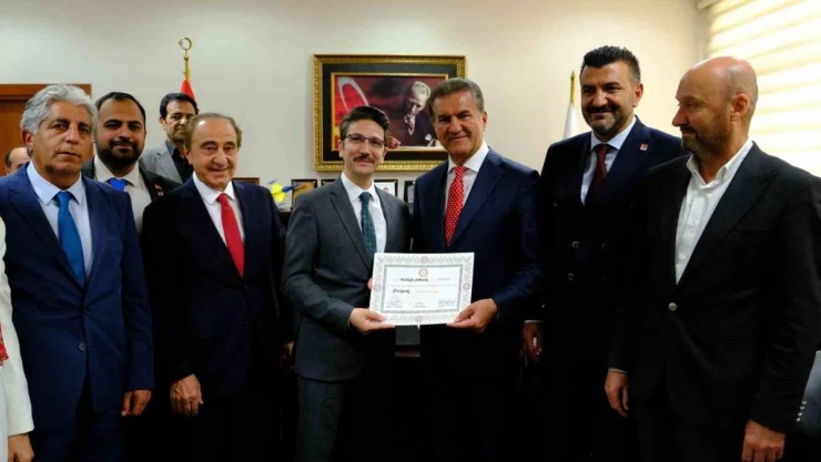 CHP Erzincan Milletvekili Mustafa Sarıgül mazbatasını aldı