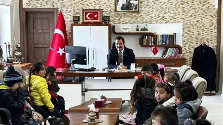 Minik öğrencilerden Kaymakam Akköz'e ziyaret