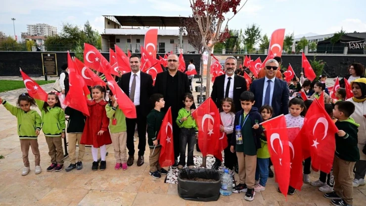 Minikler, ektikleri 100 tohumla geleceğe nefes oldular