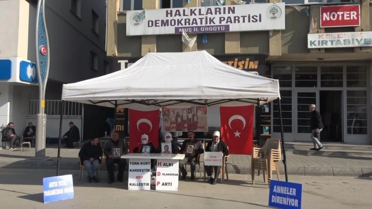 Muş'ta ailelerin evlat nöbeti devam ediyor