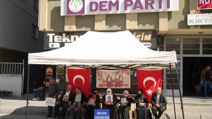 Muş'ta evlat nöbeti devam ediyor