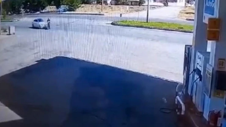 Muş'ta feci kaza: Otomobilin çarptığı baba ve oğul metrelerce savruldu