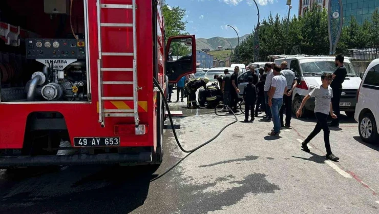 Muş'ta park halindeki araçta yangın çıktı