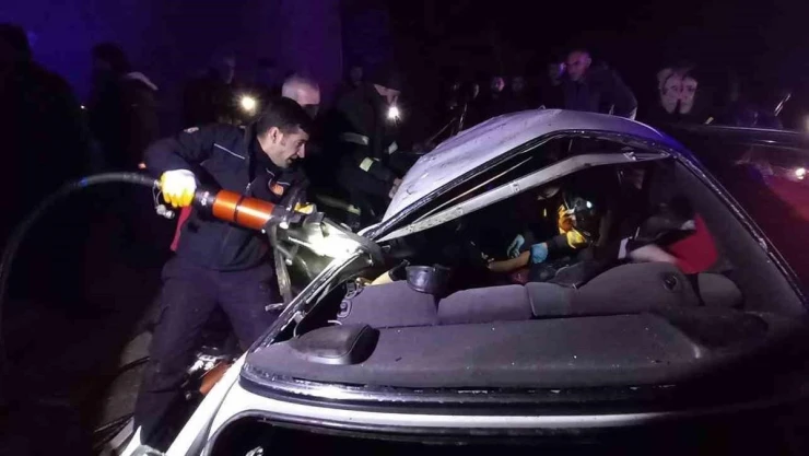 Muş'ta refüje çarpan otomobil takla attı: 2 yaralı