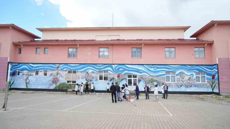 Muşlu öğrenciler okullarının duvarlarını sanat eserine dönüştürdüler