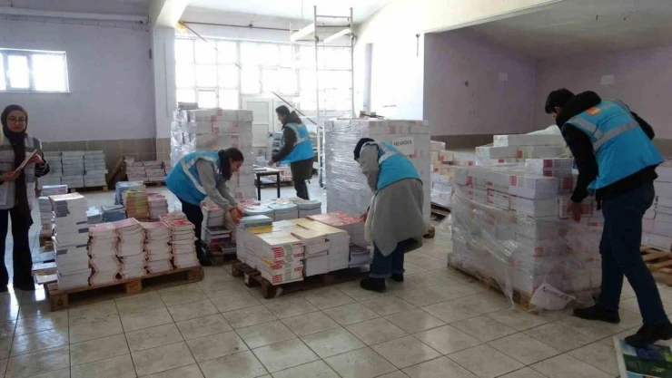 NEVADER'den üniversiteye hazırlanan öğrencilere kaynak kitabı desteği