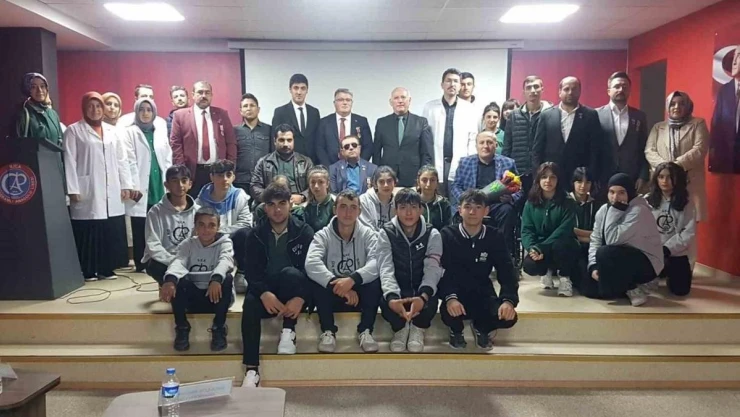 Öğrenciler gazileri sınıflarında misafir etti