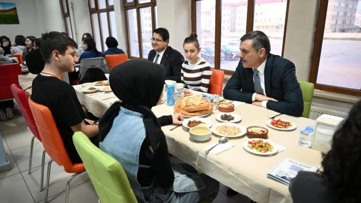 Öğrencilerle iftar yaptılar