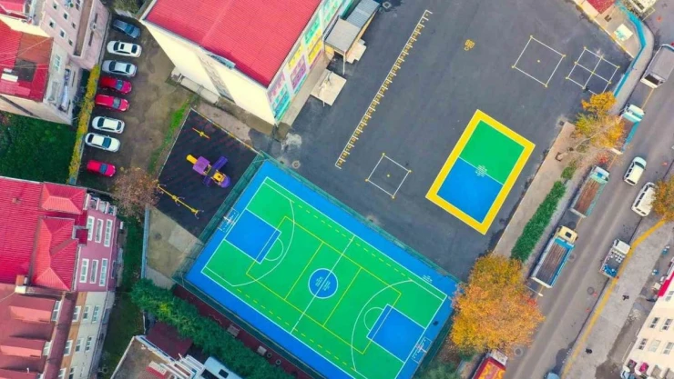 Okul bahçelerine renkli dokunuş