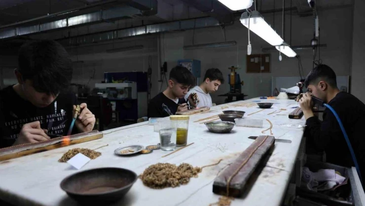 Okulu bırakan çocuklar altın işleyerek sanatı öğreniyor