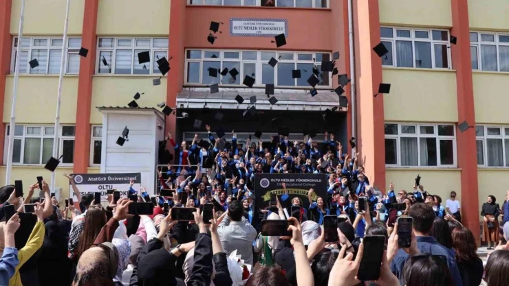 Oltu Meslek Yüksek Okulu'nda mezuniyet coşkusu