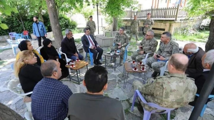 Orgeneral Bayraktaroğlu Çukurca'yı ziyaret etti