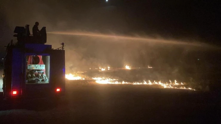 Otluk arazide çıkan yangın geceyi aydınlattı