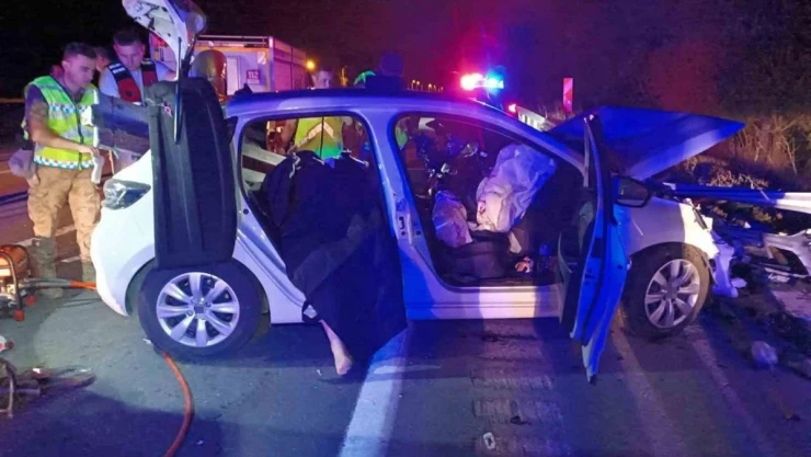 Otomobil bariyerlere çarptı: Uzman çavuş ve hemşire eşi hayatını kaybetti