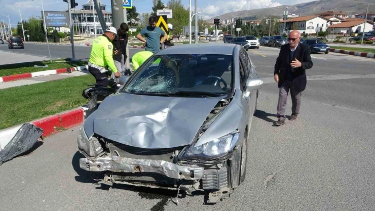 Otomobil ile motosiklet çarpıştı: 2 yaralı
