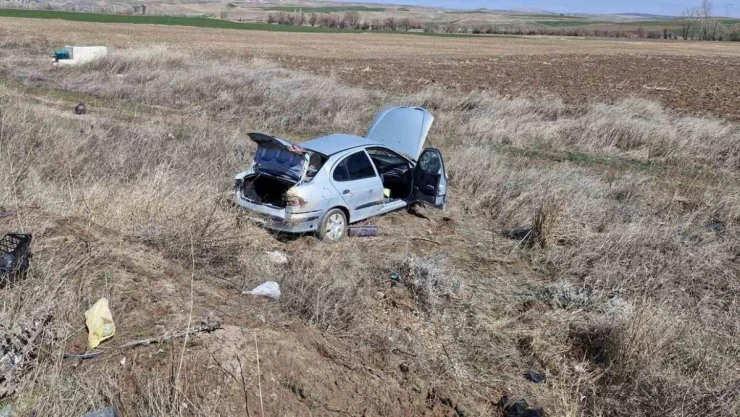 Otomobil ve ticari araç çarpıştı: 2 yaralı