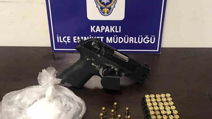 Otomobili bırakıp polisten kaçarken, kıskıvrak yakalandılar