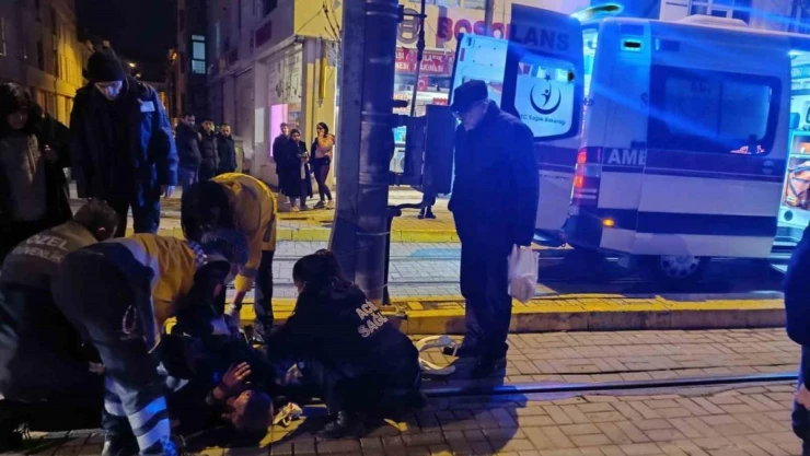 (ÖZEL) Karşıdan karşıya geçerken düşen yaşlı adam yaralandı