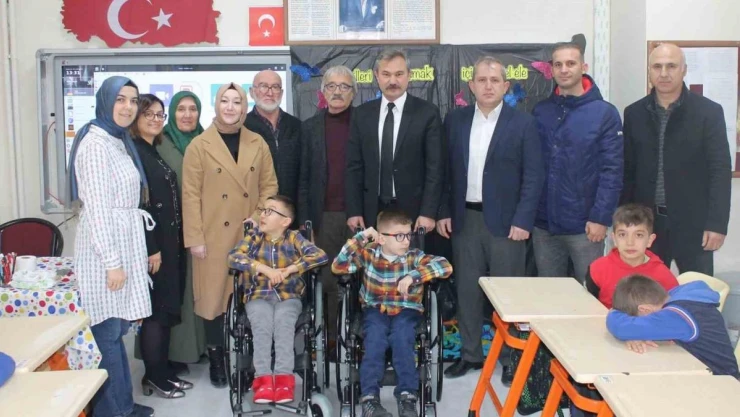 Özel öğrencilere tekerlekli sandalye desteği