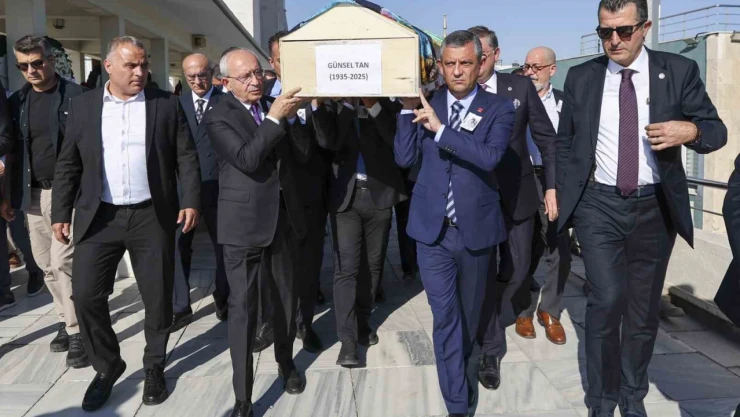 Özgür Özel ile Kılıçdaroğlu, Milletvekili Namık Tan'ın annesinin cenazesine katıldı