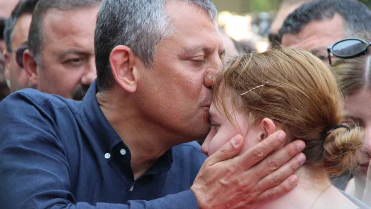 Özgür Özel Zeyrek ailesini biran olsun yalnız bırakmadı