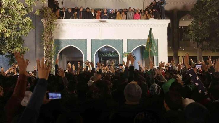 Pakistan'da hapisteki Imran Khan'ın partisi PTI destekli bağımsız adaylar yarışı önde götürüyor