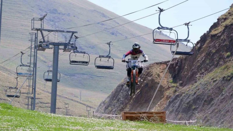 Palandöken'in zirvesinde aşağı pedal çevirdiler