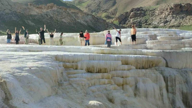 Pamukkale değil Başkale travertenleri