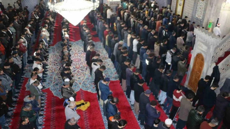 Peygamberler şehri Şanlıurfa'da ilk teravih namazı kılındı