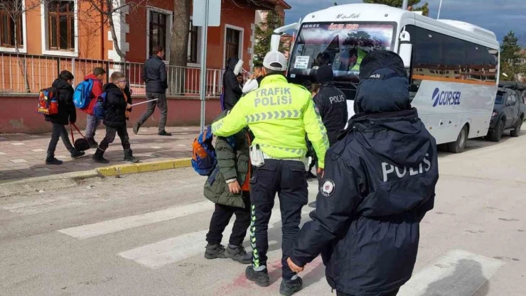 Polis ekiplerinden okul çevrelerinde denetim