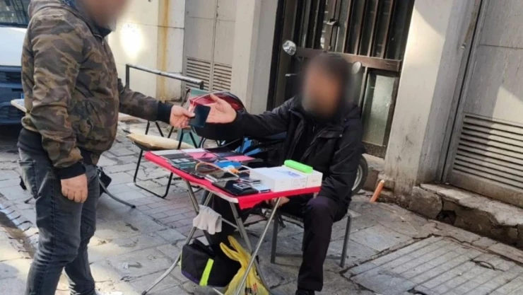 Polis kılık değiştirdi, telefon hırsızını suçüstü yakaladı