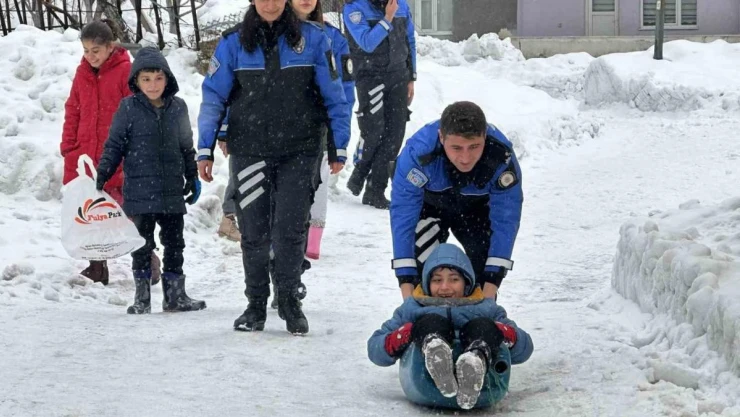 Polisler çocuklarla karda kaydı, kar topu ve futbol oynadı