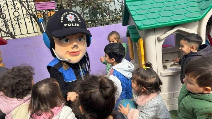 Polisten anaokulu öğrencilerine meslek tanıtımı