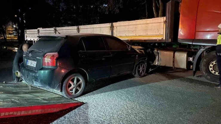 Polisten kaçan alkollü sürücü tıra çarptı