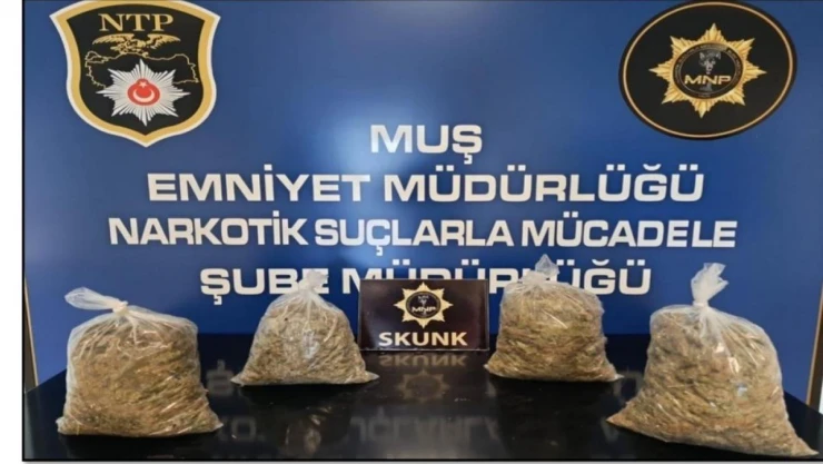 Polisten kaçarken 4 torba uyuşturucuyu kanala attılar