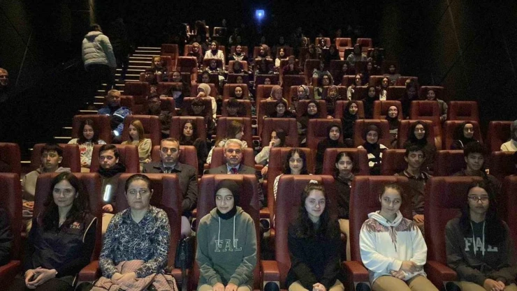 Polisten lise öğrencilerine Aybüke filmli eğitim
