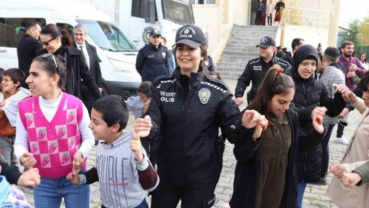 Polisten özel öğrencilere yaş pasta ve halay sürprizi