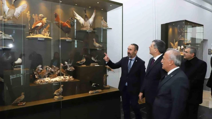 Rektör Çomaklı, Vali Çiftçi'ye Atatürk Üniversitesi'nin Birimlerini Tanıttı