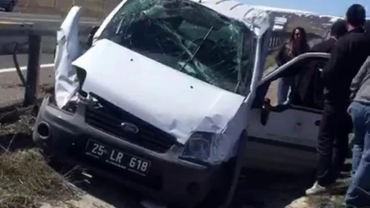 Resmi araç refüje uçtu