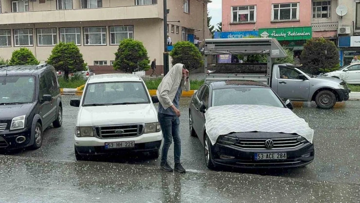 Rize'de dolu yağışı