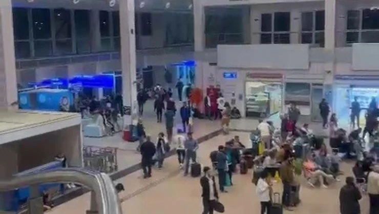 Rötarlı uçuşlar yolcuların tepkisine neden oldu