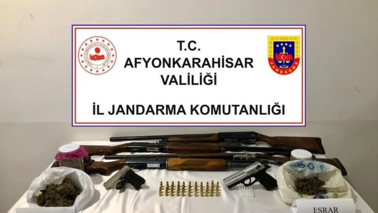 Saman balyaları arasına kavanoz içerisinde gizlenmiş esrarın bulunma anı jandarma kamerasında